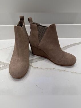 Toms Kelsey Taupe Suede Leather Wedge Heel Fall Ankle Booties Size 8.5 NWOB